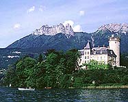 Château d'Héré, on the peninsula which juts out into the lake