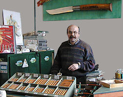 Jacques Opinel, dans la boutique du Musée de l'Opinel à Saint Jean de Maurienne