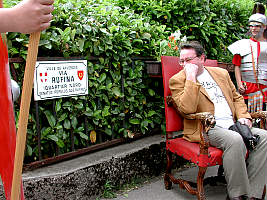 Les paroles marmonn&eacute;es de Jacques: "Mais qu'est-ce que c'est que ces conneries...?"